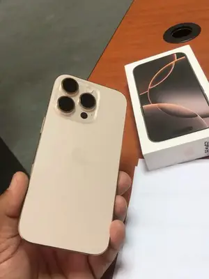 iPhone 16 Pro Max en titane naturel avec puce A18 Pro et Face ID fonctionnel