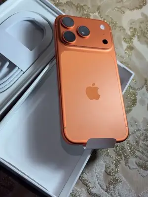 iPhone 17 Pro Max orange avec boîte d'origine, en excellent état - Miniature 3