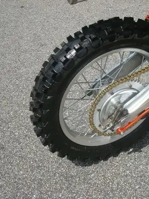 Vélo d’aventure électrique GT16 noir mat avec gros pneus et freins à disque - Miniature 3