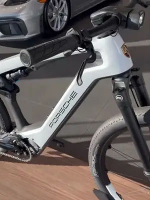 Vélo électrique Porsche blanc et noir haut de gamme