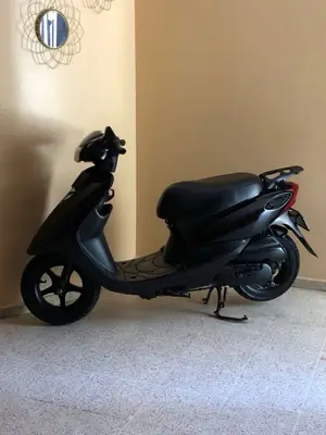 Scooter automatique noir avec siège confortable et jantes en alliage - Miniature 2
