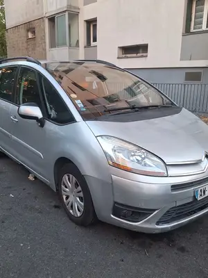 Citroën C4 Grand Picasso 1.6 HDi 110 propre pour son âge, factures disponibles