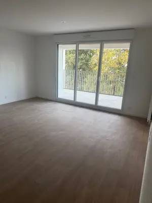 location Appartement 2 pièces avec séjour-cuisine lumineux, cellier et grand balcon