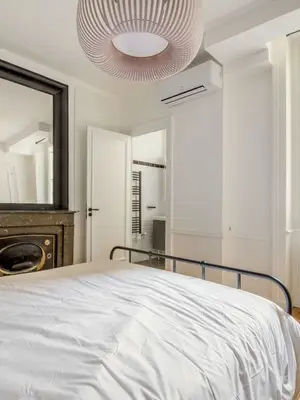 Appartement T3 meublé de 89 m² avec parquet, cheminées et hauteur sous plafond - Miniature 5