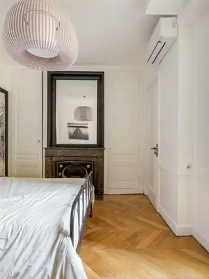 Appartement T3 meublé de 89 m² avec parquet, cheminées et hauteur sous plafond - Miniature 4