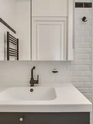 Appartement T3 meublé de 89 m² avec parquet, cheminées et hauteur sous plafond - Miniature 6