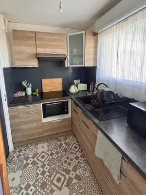 T2 meublé rénové de 52 m² à Bègles avec balcon et parking privatif - Miniature 2