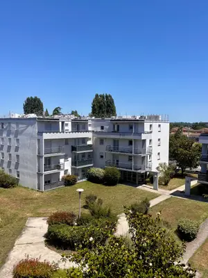 T2 meublé rénové de 52 m² à Bègles avec balcon et parking privatif - Miniature 4