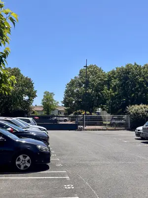 T2 meublé rénové de 52 m² à Bègles avec balcon et parking privatif - Miniature 5