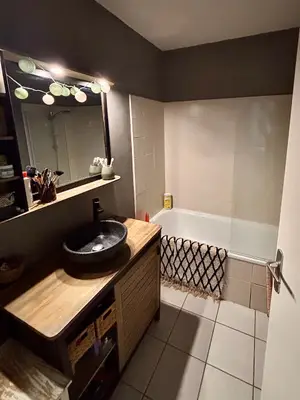 T2 meublé rénové de 52 m² à Bègles avec balcon et parking privatif - Miniature 3