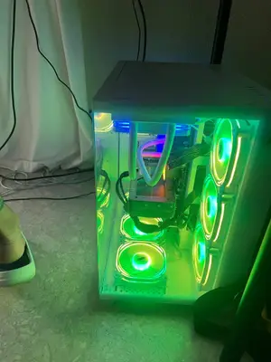 PC gaming Ryzen 7 9800X3D et RTX 5070 avec écran AOC 240 Hz