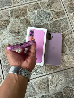 iPhone 16 128 Go rose en comme neuf, boîte d'origine et câble USB - Miniature 4