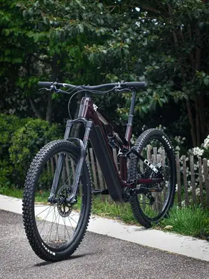 VTT électrique CUBE Stereo Hybrid 155 bordeaux comme neuf, batterie 750 Wh