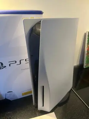 Lot PS5 Standard complet avec 2 manettes et 3 jeux, excellent état