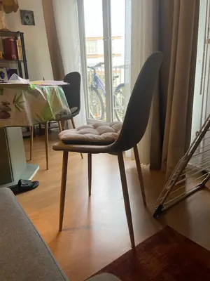 Chaise de table robuste neuve