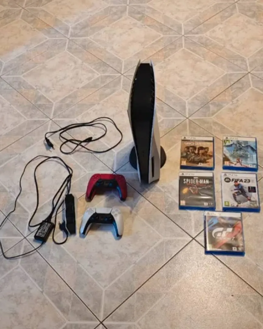 PS5 Édition Standard + 5 jeux + 2 manettes - Photo 1
