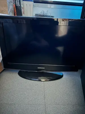 TV Samsung 26" HD LE26B450 avec télécommande