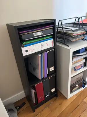 Bibliothèque IKEA noire - rangement pratique