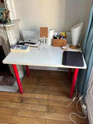 Bureau blanc et rouge - Plateau blanc, pieds rouges