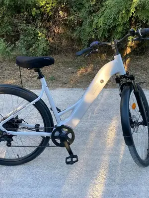 Vélo électrique VTC Rockrider E-ACTV 100 en très bon état