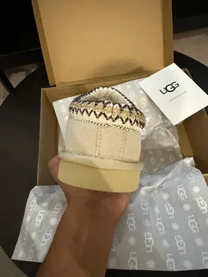 Chaussures UGG neuves, tailles 38 et 39 disponibles, avec boîte et étiquette - Miniature 5