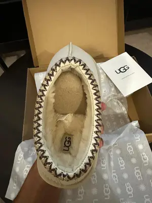 Chaussures UGG neuves, tailles 38 et 39 disponibles, avec boîte et étiquette - Miniature 3