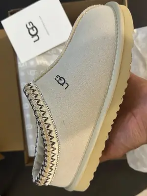 Chaussures UGG neuves, tailles 38 et 39 disponibles, avec boîte et étiquette - Miniature 4