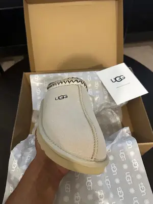 Chaussures UGG neuves, tailles 38 et 39 disponibles, avec boîte et étiquette - Miniature 2