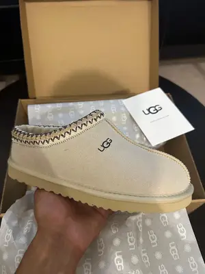 Chaussures UGG neuves, tailles 38 et 39 disponibles, avec boîte et étiquette