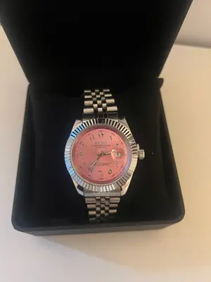 Montre Seiko Mod cadran rose, lunette cannelée et bracelet Jubilee, 36 mm