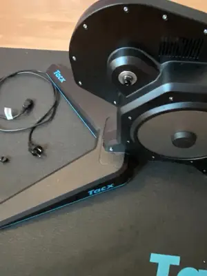 Home-trainer Tacx FLUX 2 Smart à entraînement direct avec tapis d’origine