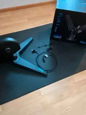 Home-trainer Tacx FLUX 2 Smart à entraînement direct avec tapis d’origine - Miniature 3
