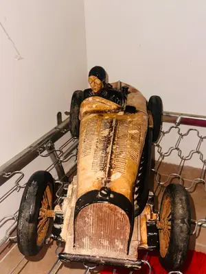 Ancienne Voiture de Course Vintage avec Pilote - Miniature 3
