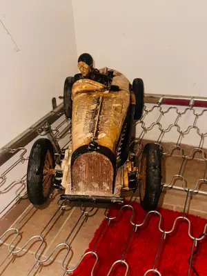 Ancienne Voiture de Course Vintage avec Pilote