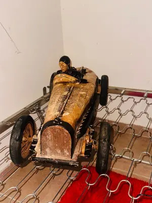 Ancienne Voiture de Course Vintage avec Pilote - Miniature 2