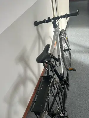 Vélo de ville / VTC Cannondale gris et noir avec porte-bagages et antivol - Miniature 3