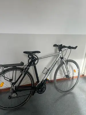 Vélo de ville / VTC Cannondale gris et noir avec porte-bagages et antivol