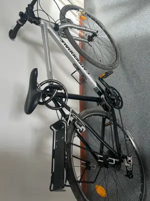 Vélo de ville / VTC Cannondale gris et noir avec porte-bagages et antivol - Miniature 4