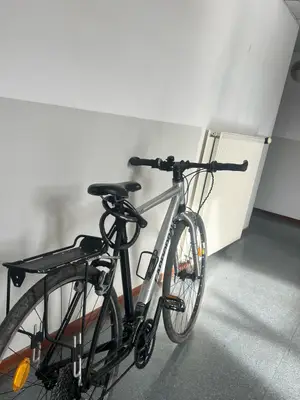 Vélo de ville / VTC Cannondale gris et noir avec porte-bagages et antivol - Miniature 2