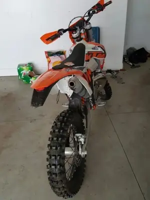 Montre sur le thème du motocross