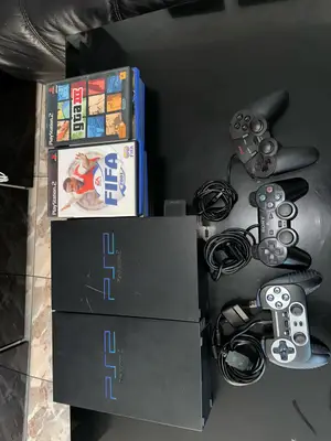 Lot de 2 consoles PlayStation 2 avec 3 manettes et 11 jeux compatibles