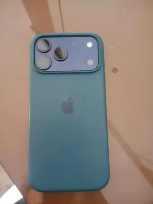iPhone 17 Pro Max en bon état avec une petite rayure à l'arrière - Miniature 2