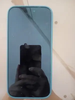 iPhone 17 Pro Max en bon état avec une petite rayure à l'arrière
