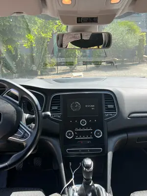Renault Mégane IV 1.2 TCe 130 Zen essence de 2018, bien entretenue - Miniature 4