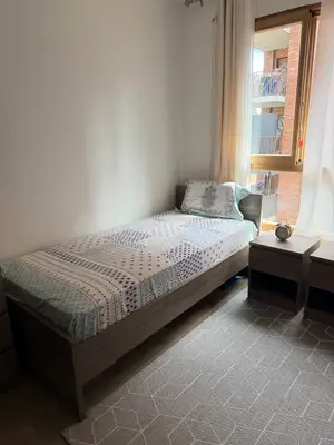Ensemble chambre: 2 lits + matelas + 3 commodes - Miniature 2