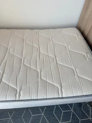 Ensemble chambre: 2 lits + matelas + 3 commodes - Miniature 5