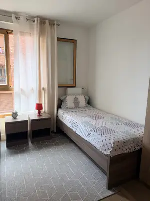 Ensemble chambre: 2 lits + matelas + 3 commodes