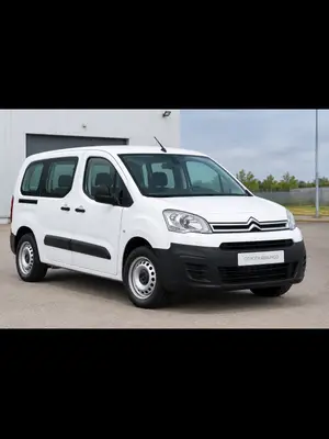 Citroën Berlingo blanc 5 places à louer, grand espace de chargement