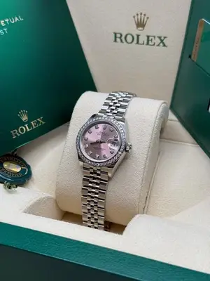 Montre femme style Rolex Datejust, cadran rose et bracelet en acier inoxydable