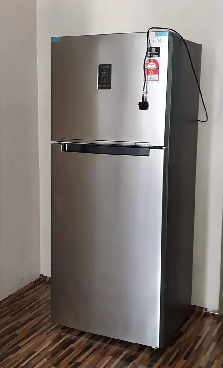Réfrigérateur gris avec trois mois d’utilisation, jamais réparé pour une panne - Photo 1